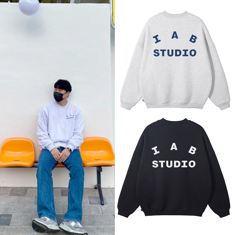 IAB STUDIO แฟชั่นเกาหลี สเวตเชิร์ตรัดรูปรอบคอกว้าง สวมใส่ง่ายสำหรับทุกเพศและทุกวัย