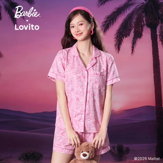 (New Arrival) Barbie™ X Lovito เสื้อท็อปสีชมพูผู้หญิง ฤดูใบไม้ผลิ/ร้อน แขนสั้น คอปก เอวกลาง ขากว้าง กระดุมหน้า ขอบสีตัดกันและกระเป๋า เกาหลี อินเทรนด์ LBL5AD023