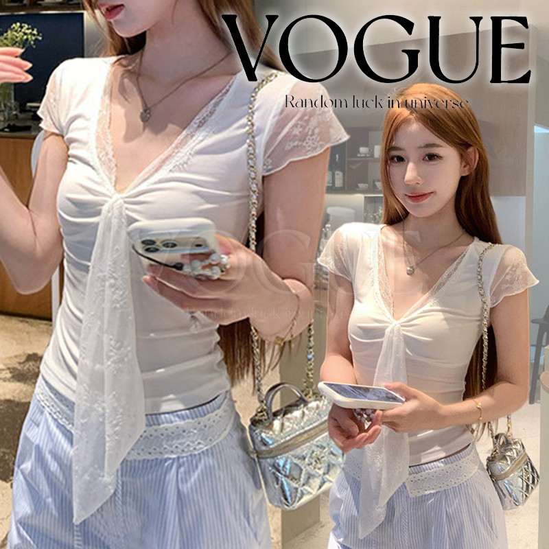 Vogue🌟พร้อมส่ง🌟 เสื้อยืดผู้หญิงแขนสั้นคอวีประดับลูกไม้ ตกแต่งโบว์น่ารัก ปรับหุ่นสวย สไตล์เกาหลีหวานละมุน (A8409)