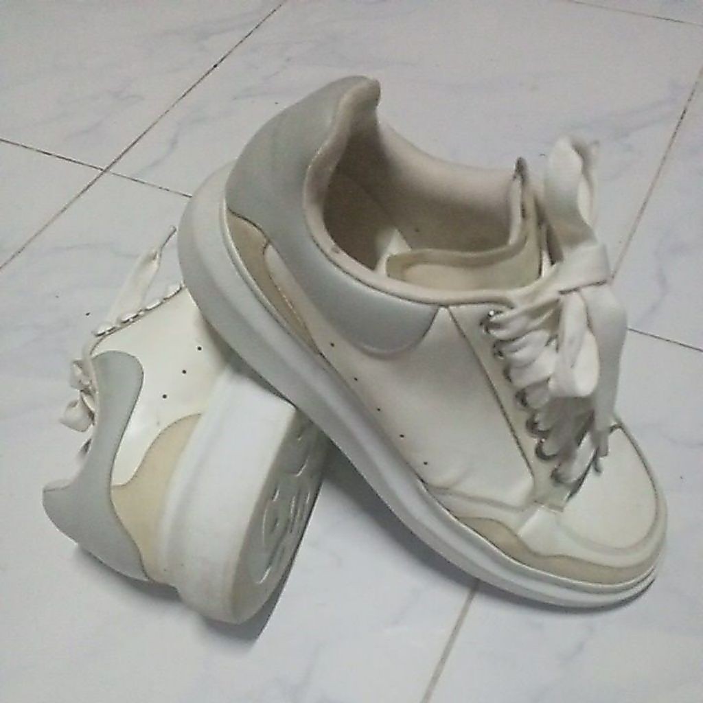 Alexander McQueen รุ่น 'White Vanilla Cement'