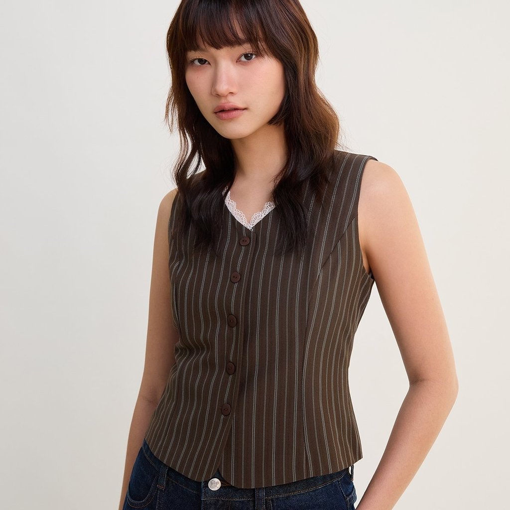 [Pomelo] เสื้อกั๊กเข้ารูปลายทางดีเทลขอบลูกไม้ / Pinstripe Vest with Lace Trim Detail