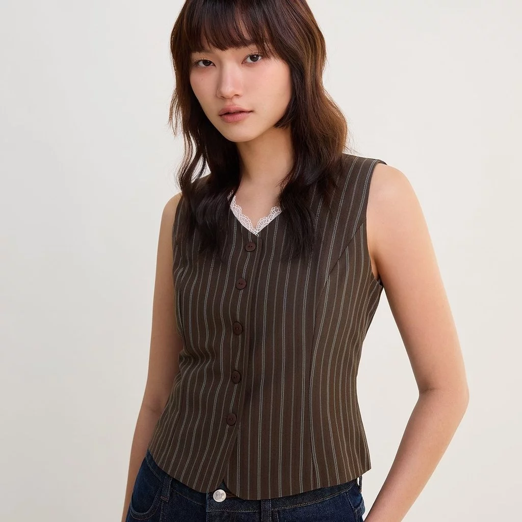 [Pomelo] เสื้อกั๊กเข้ารูปลายทางดีเทลขอบลูกไม้ / Pinstripe Vest with Lace Trim Detail