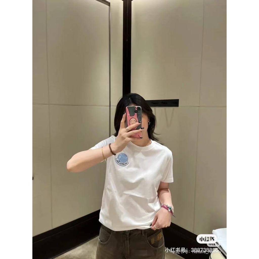 Moncler/Moncler 2026 คลาสสิกรอบคอแขนสั้นเสื้อยืดผู้ชายผู้หญิงสไตล์ตะวันตกกีฬาแขนสั้น Street สไตล์ He