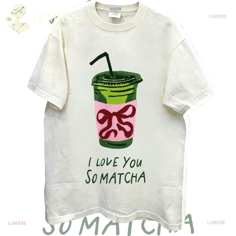LUMIÈRE เสื้อยืดผู้หญิงสไตล์เกาหลี Shop หลวมรุ่นแขนสั้นสีขาว Matcha Drink Motif ริบบิ้นสีชมพู I Love
