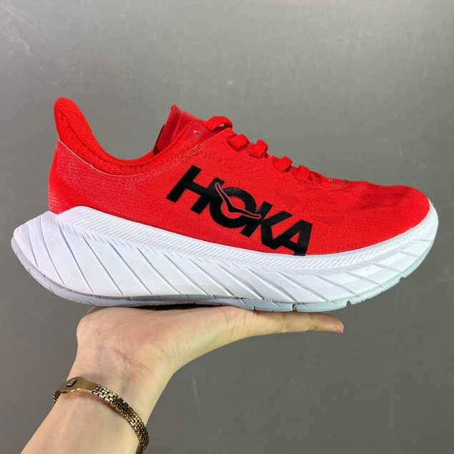 รองเท้าวิ่ง Hoka Carbon สําหรับประสิทธิภาพและความสะดวกสบายสูงสุด