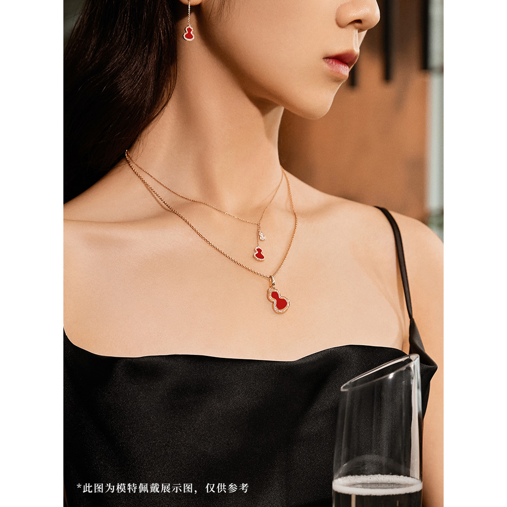 สร้อยคอผู้หญิงจากคอลเล็กชันWulu Series โดยQeelin ทำด้วยทองคำขาว18K, เพียร์ลแดงและเพชร