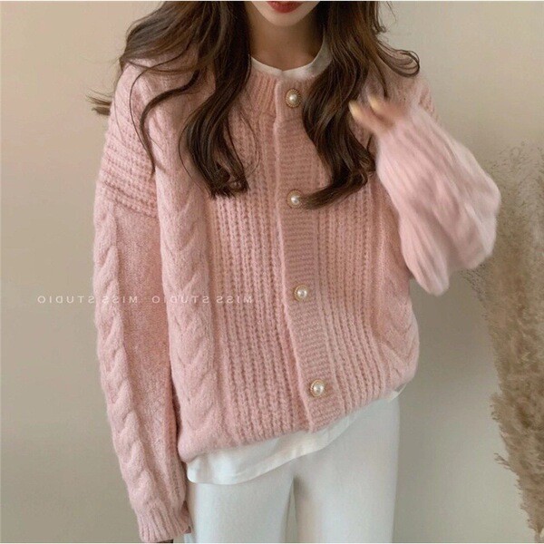 aiiz cardigan เสื้อสเวตเตอร์ถักคอกลมสำหรับผู้หญิง เสื้อสเวตเตอร์ผู้หญิงลายบิดอ่อนโยนสไตล์เกาหลีเสื้อ