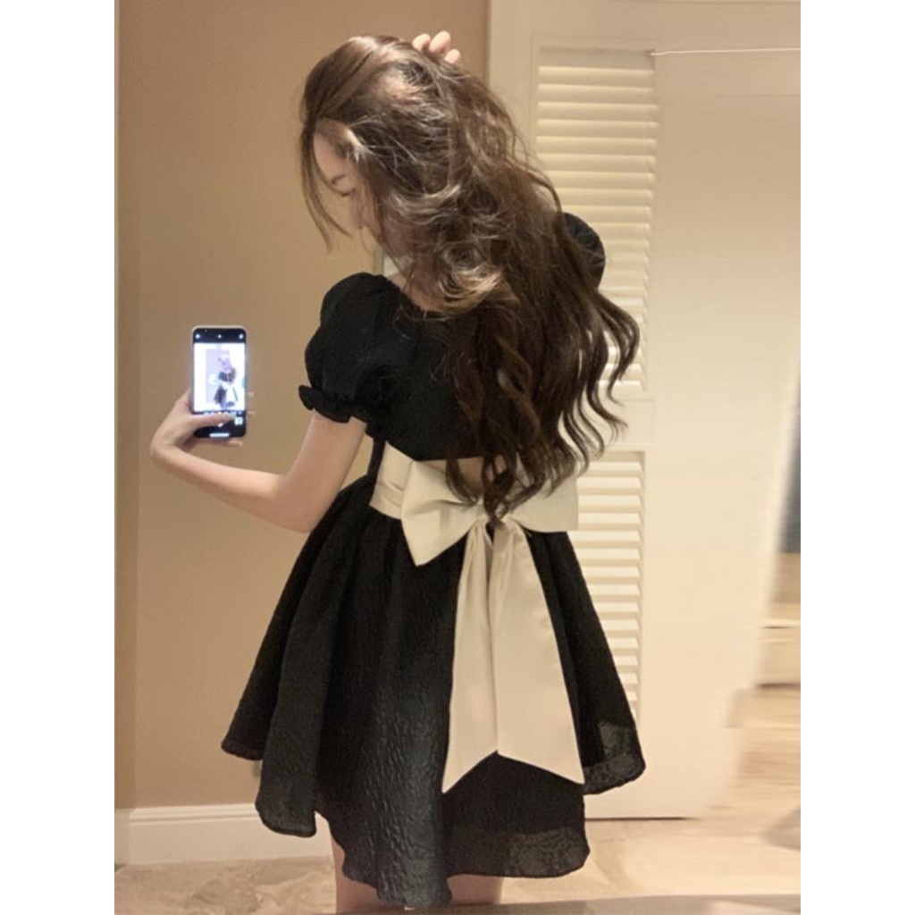 Verve ชุดเดรสแขนพัฟตู้เสื้อผ้าสําหรับผู้หญิงในฤดูร้อนพร้อมการออกแบบคอสี่เหลี่ยมและสีดําและผูกโบว์ด้า