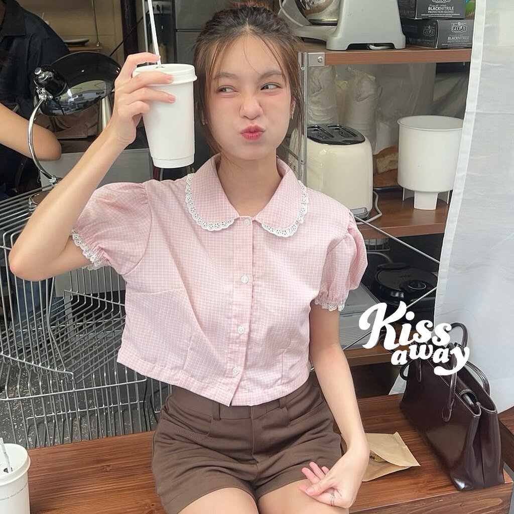 เสื้อครอปคอบัวปกลูกไม้ เสื้อเชิ้ตครอปแขนสั้น,เสื้อทรงครอปเอวลอย, คอบัวแต่งขอบลูกไม้, ดีไซน์แขนตุ๊กตาพองเล็กน้อย ปลายแ...
