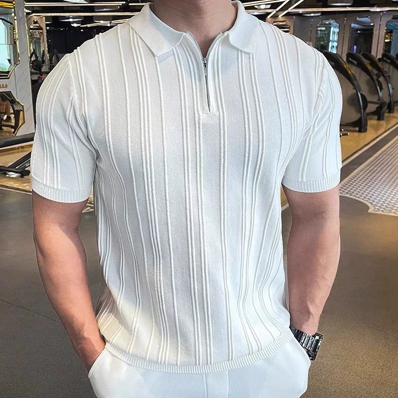แสงหรูหราครึ่งซิปถักเสื้อโปโลสีคมชัดแต่งธุรกิจปกลําลองผู้ชายแขนสั้นด้านบน