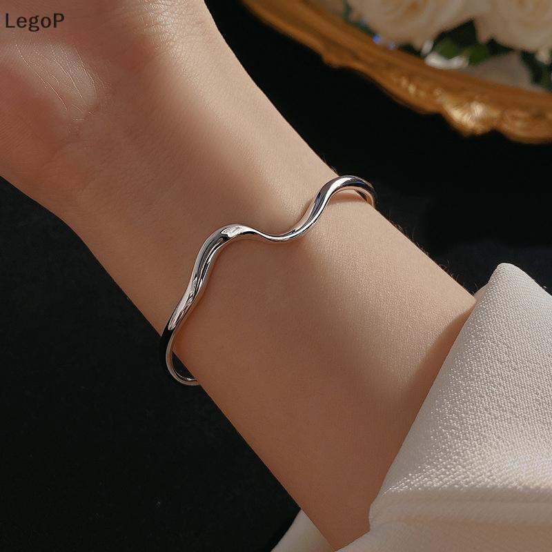 LegoP สร้อยข้อมือ Mobius สีเงินมันวาวไม่สม่ําเสมอสายรัดข้อมือสําหรับผู้หญิง (TH)