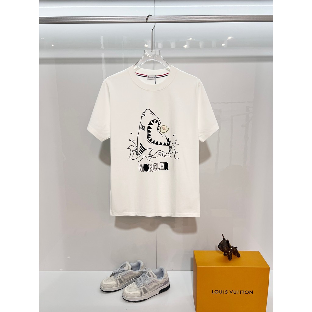 Moncler/Moncler 2026 คลาสสิกรอบคอแขนสั้นเสื้อยืดผู้ชายผู้หญิงสไตล์ออกแบบสบายๆขนาดใหญ่สีคมชัดสไตล์ตะว