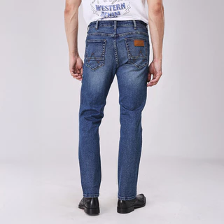 WRANGLER กางเกงยีนส์ผู้ชาย เอวกลาง ทรงตรง รุ่น WR SC26MGREC01 - สียีนส์กลาง