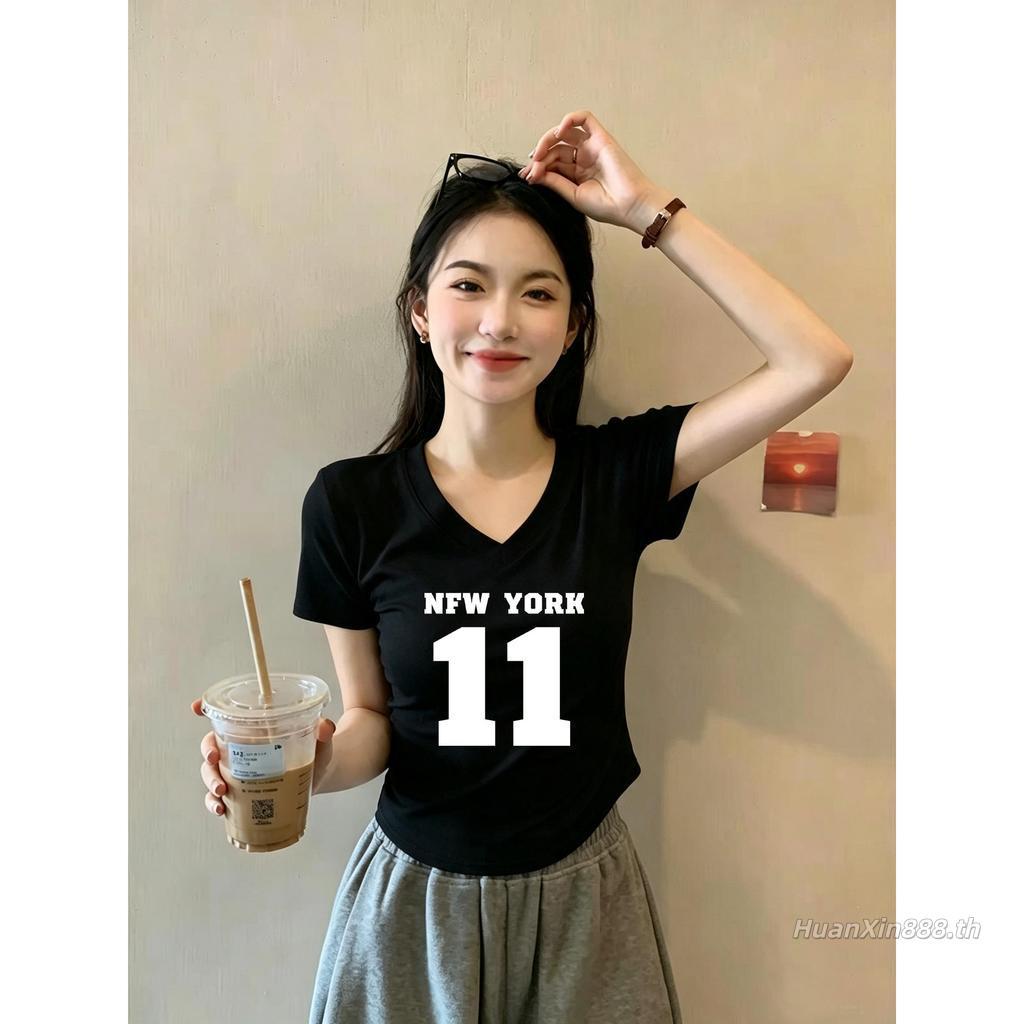 เสื้อยืดผอมเรียวคอวี สาวอ้วนใส่ได้ ผ้าสบายผิวระบายอากาศ ลายตัวอักษรอเมริกันคลาสสิก ทรงเสื้อครอปตัดสวย กระชับเอวซ่อน