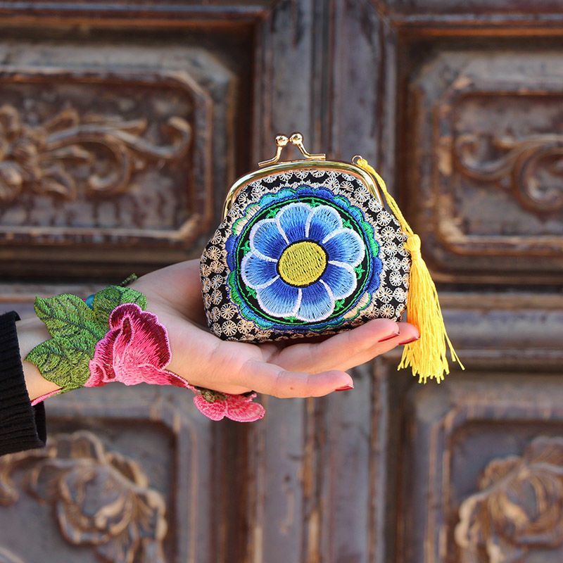 เสื้อยืดแขนสั้นแบบเอthnic งานฝีมือเย็บปักถักร้อย มีสไตล์-retro