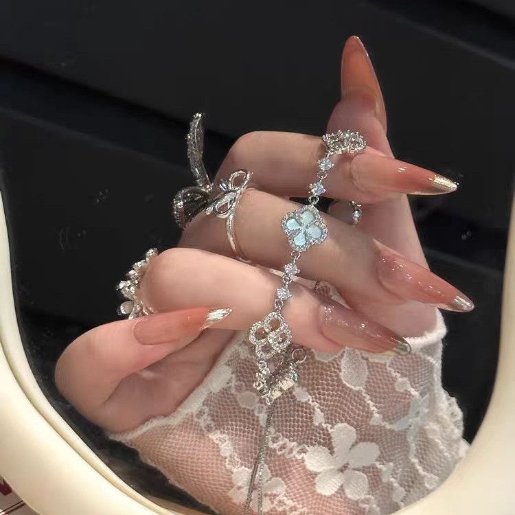 สร้อยข้อมือซิริกอนใบโคลเวอร์สี่แฉก ออกแบบให้ปรับขนาดได้และสวยงามอย่างประณีต