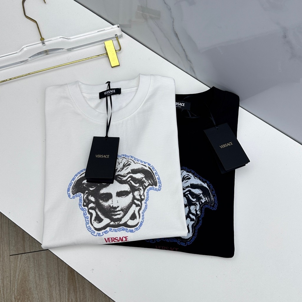 เสื้อยืด Versace/Versace tee พิมพ์แขนสั้นผู้ชายผู้หญิงเสื้อยืดคู่เสื้อยืดแขนสั้นกีฬาออกกําลังกาย XEG