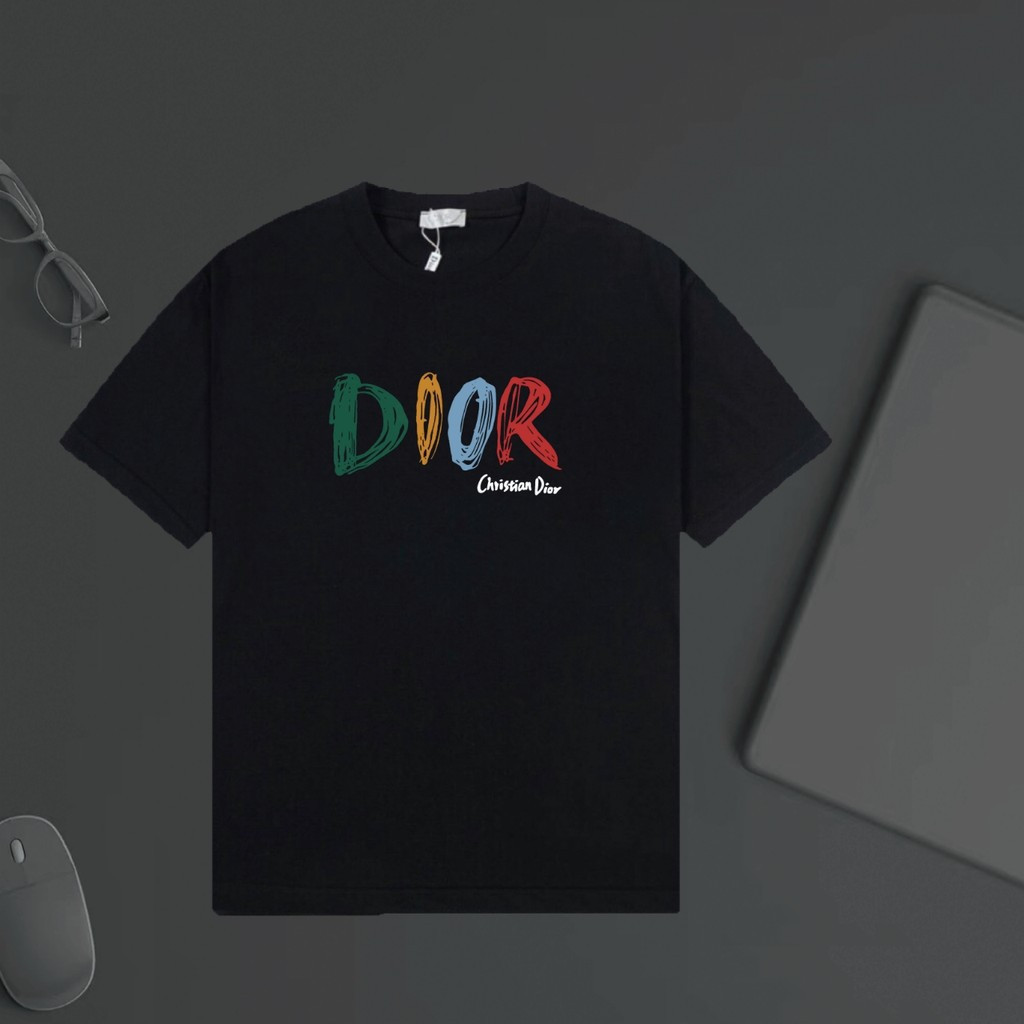 ดิออร์/ดิออร์/ถึง2026คอกลมแขนสั้นเสื้อยืดคู่สไตล์ผู้ชายการออกแบบความรู้สึกสไตล์ตะวันตกกีฬาแสงแร็กแลน