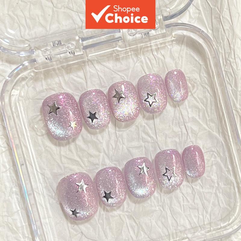 เล็บปลอมสั้น 10 ชิ้น ทรงสี่เหลี่ยม ดีไซน์กดมือล้วน สีม่วง สไตล์แฟชั่นหรูหรา กลิตเตอร์ไม่สม่ําเสมอ ลายดาว เรียบง่ายนุ่มนวล เหมาะกับผู้หญิงและเด็กผู้หญิง เหมาะสําหรับทุกฤดู เทศกาลปาร์ตี้ และใช้ในชีวิตประจําวัน