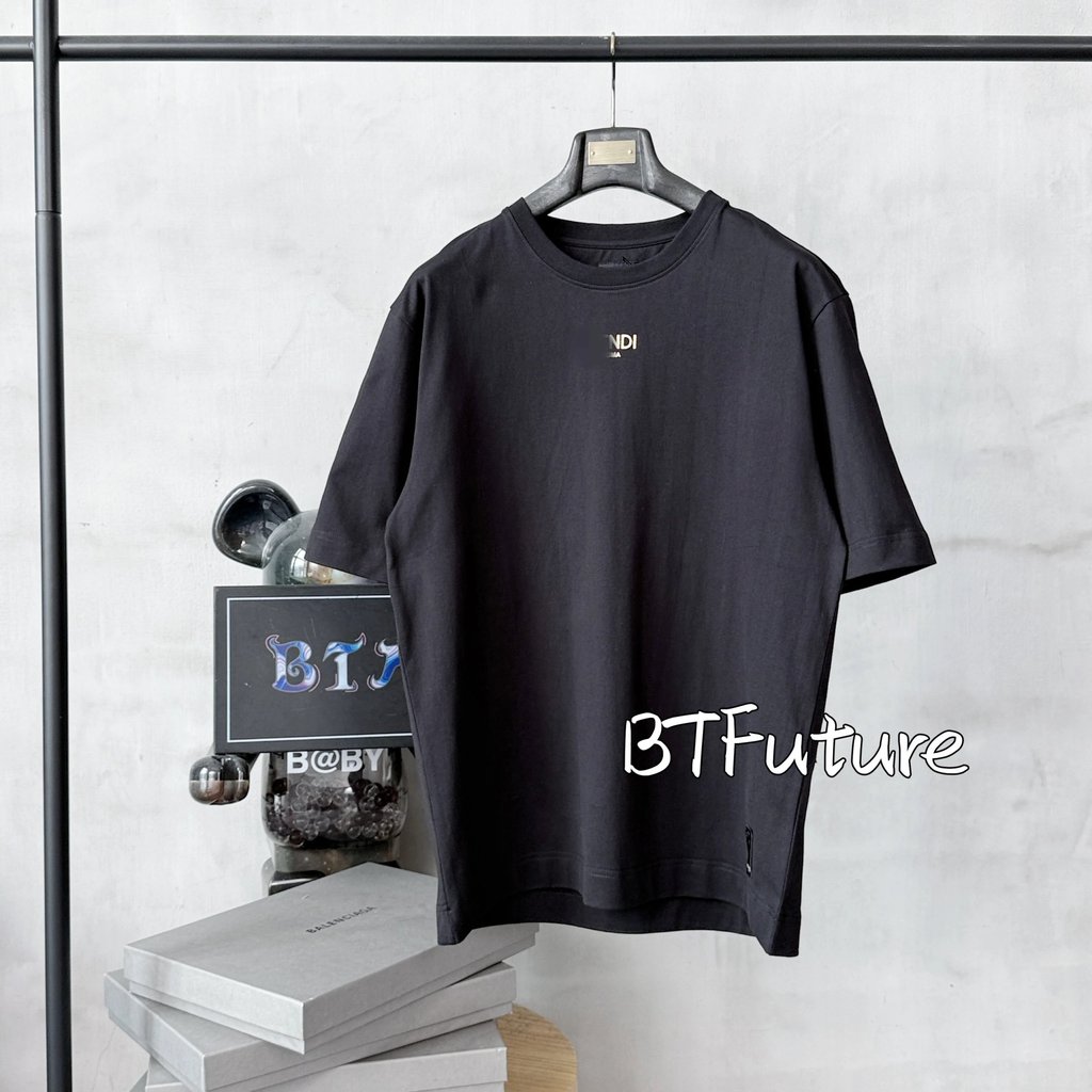 1: 1 Scale 丨 Xiaofen Gold Label LOGO เสื้อยืดแขนสั้น Small Gold Label Letter แขนสั้นสีดําแขนสั้นลําล
