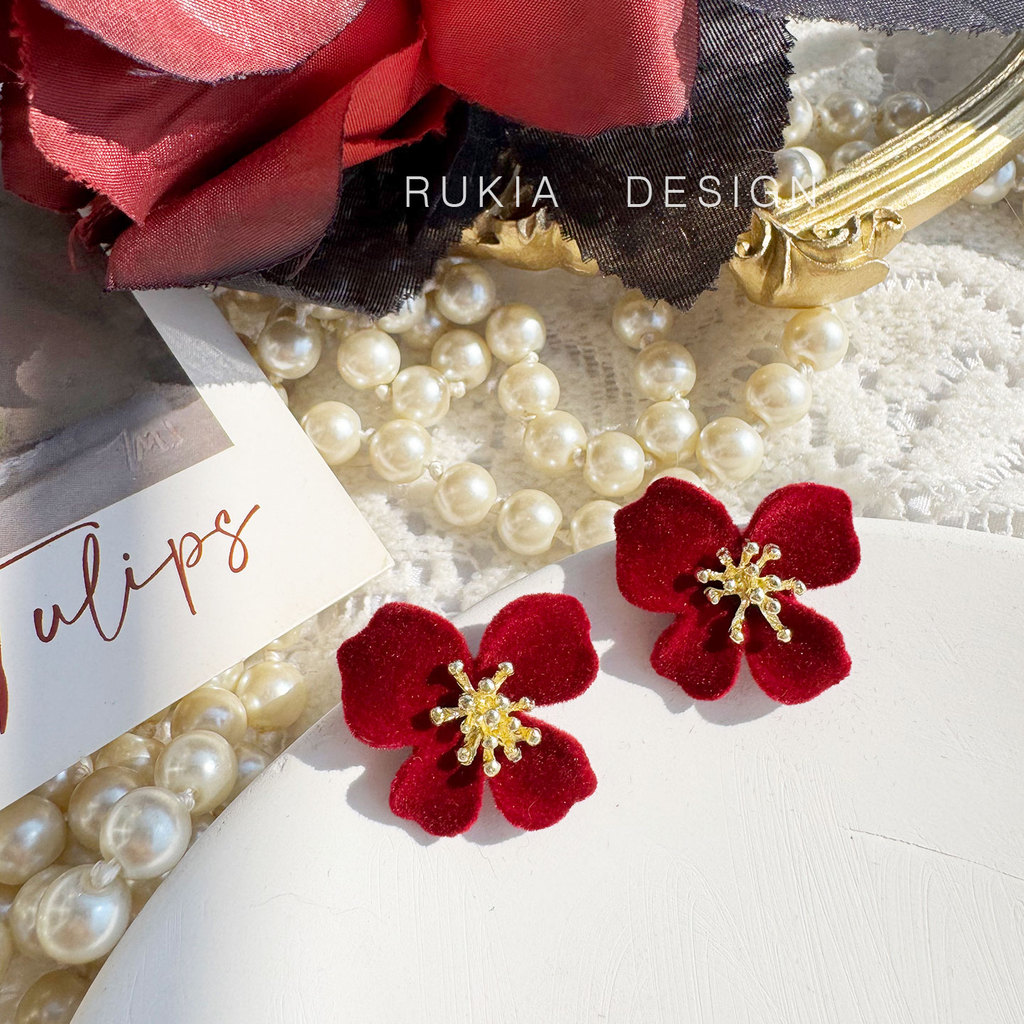 RUKIA Retro Temperament Burgundy Flocking ดอกคําฝอยต่างหูดอกไม้สีทองปีใหม่คริสต์มาสไม่สม่ําเสมอต่างห