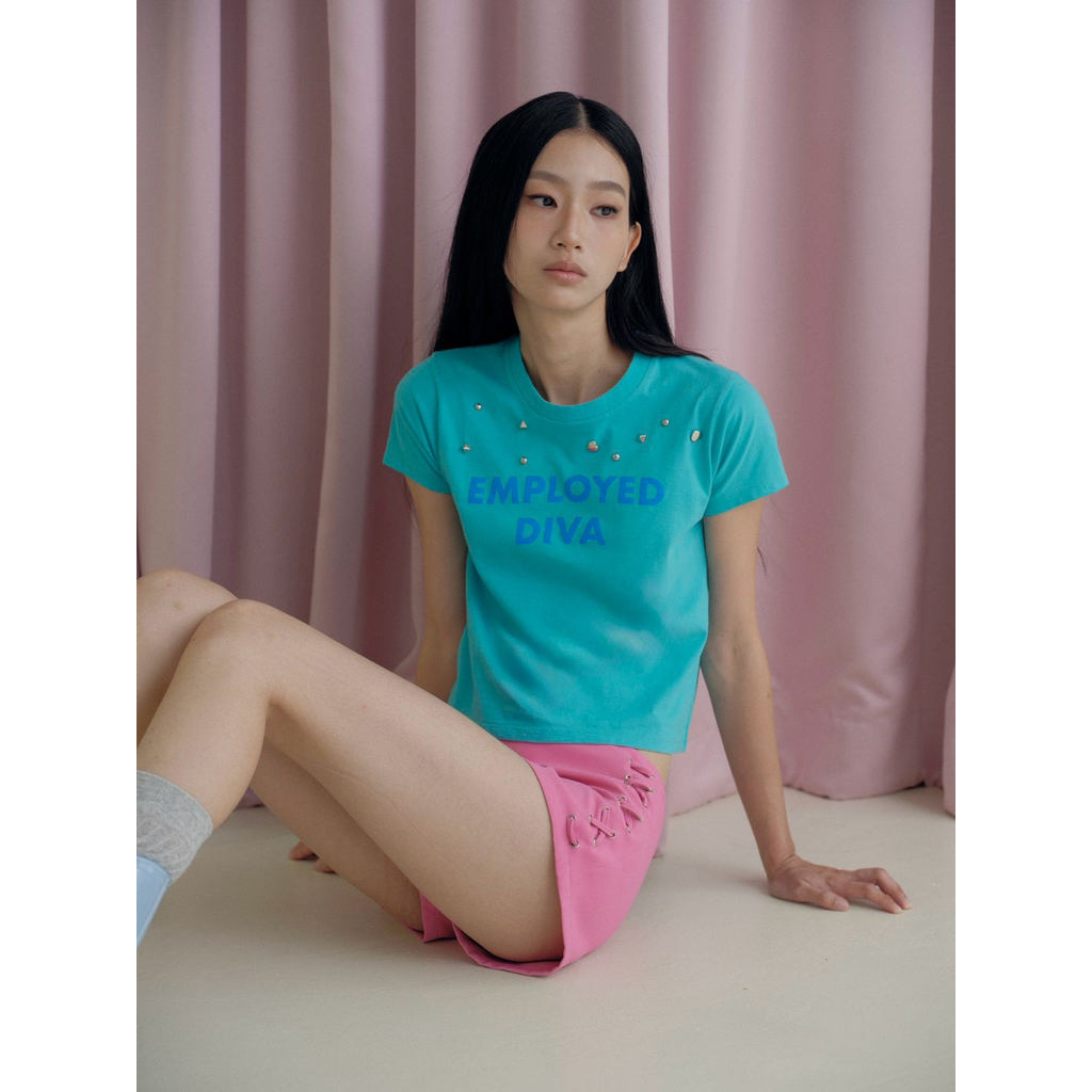 Piccoro - Employed Diva Tee เสื้อยืดผู้หญิงทรงวินเทจตอกหมุด