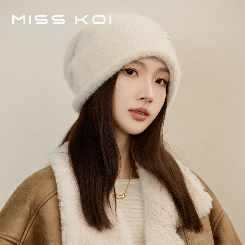 MISSKOI ใหม่สไตล์หมวกกองผู้หญิงฤดูหนาว WARM High-End WARM Face-Revealing หมวกเย็นขนาดเล็กสีขาวขนสัตว์ถักป้องกันหูหมวก