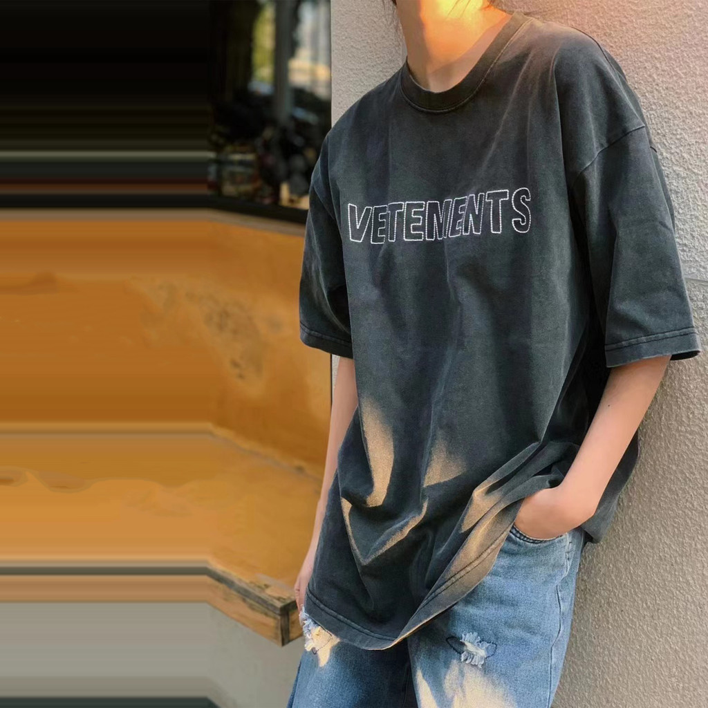 VETEMENTS สูงกรัม Heavy Wash สีเย็บปักถักร้อยโลโก้รอบคอหลวมแขนสั้นเสื้อยืด Witte น่ารักครึ่งแขน VTM