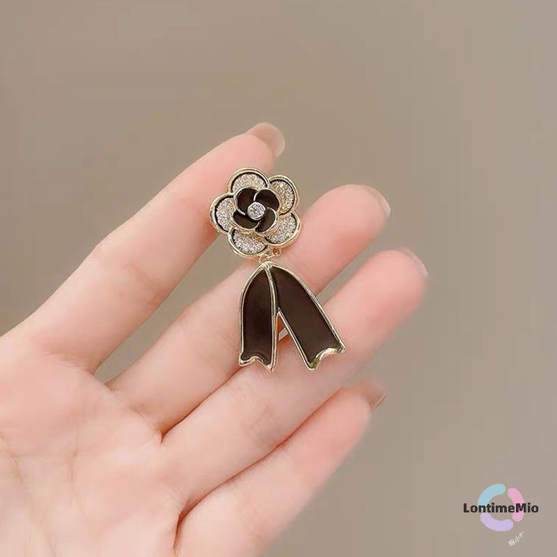 เข็มกลัดดอกไม้ Camellia Blossom Ribbon Pin แฟชั่นสำหรับผู้หญิง เพิ่มลุคให้สวยงาม