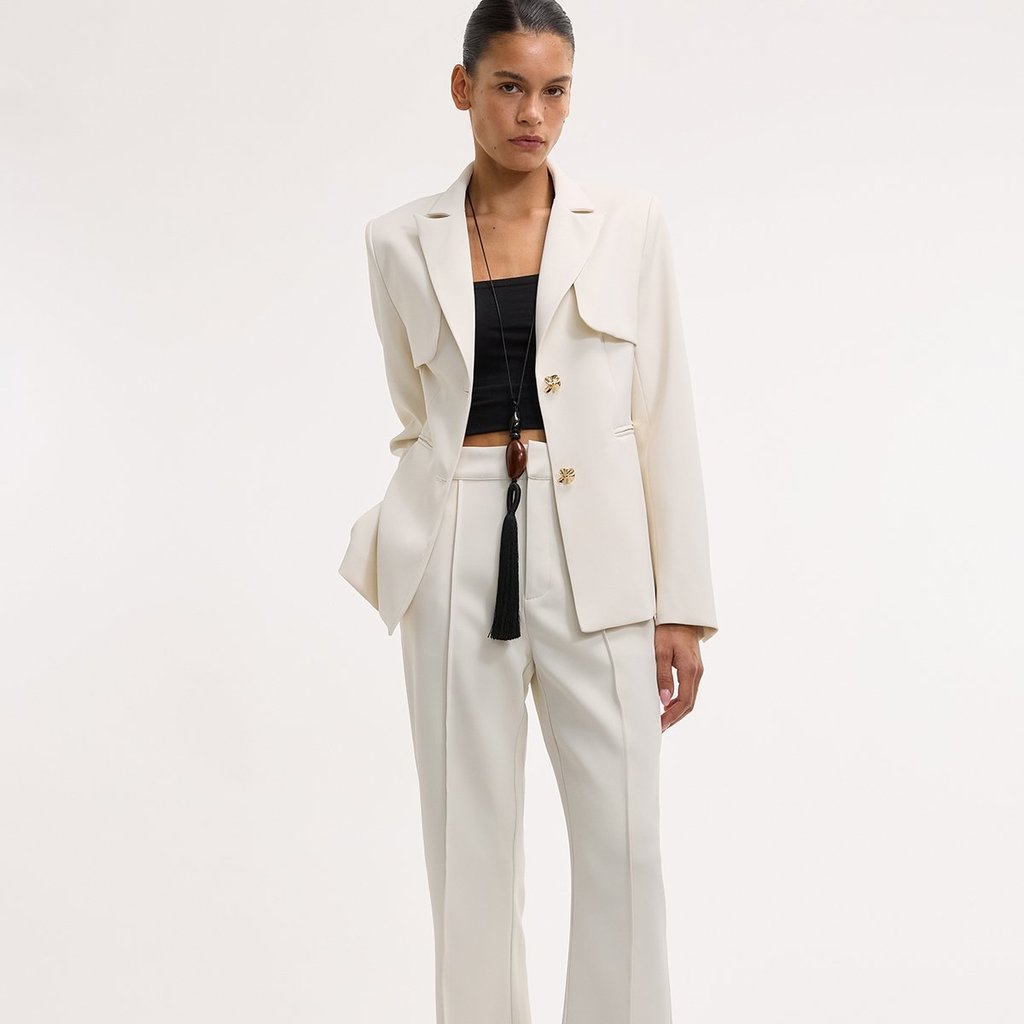 [Pomelo] เสื้อเบลเซอร์เข้ารูปดีเทลปกสองเลเยอร์ / Cape Overlay Detail Blazer — صورة 7
