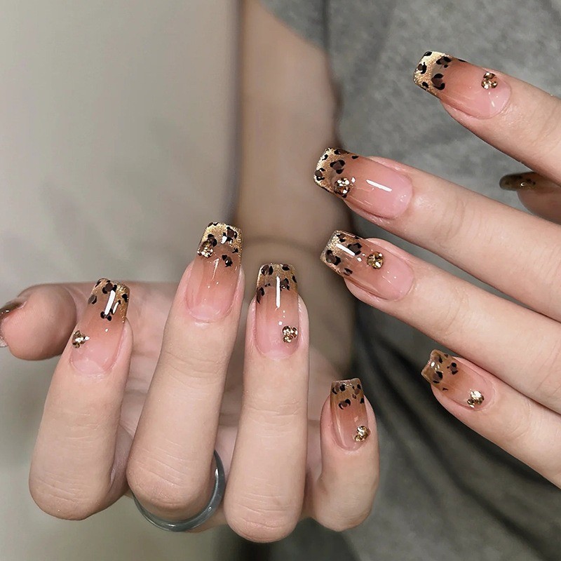 Handmade Nude สีน้ําตาลเสือดาวพิมพ์กดบนเล็บ Gradient French Gold Rhinestone หรูหรานํากลับมาใช้ใหม่เล็บปลอม Y2K ฤดูใบไม้ร่วงแนวโน้มเล็บสําหรับทุกวัน Party วันที่
