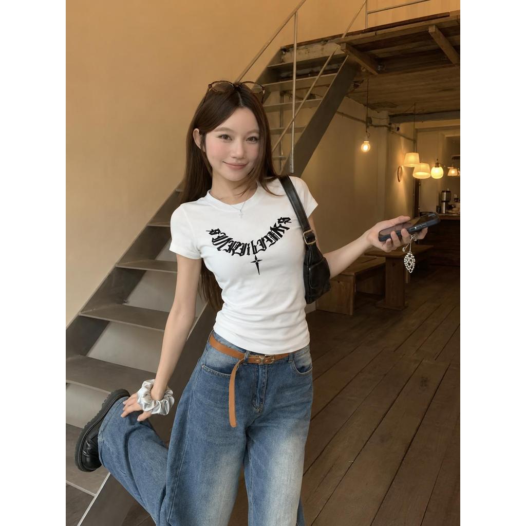 D1184 เสื้อยืดสีขาวผู้หญิง Baby Tee ลายตัวอักษร Gothic เก็บทรง สไตล์เกาหลี Street Fashion