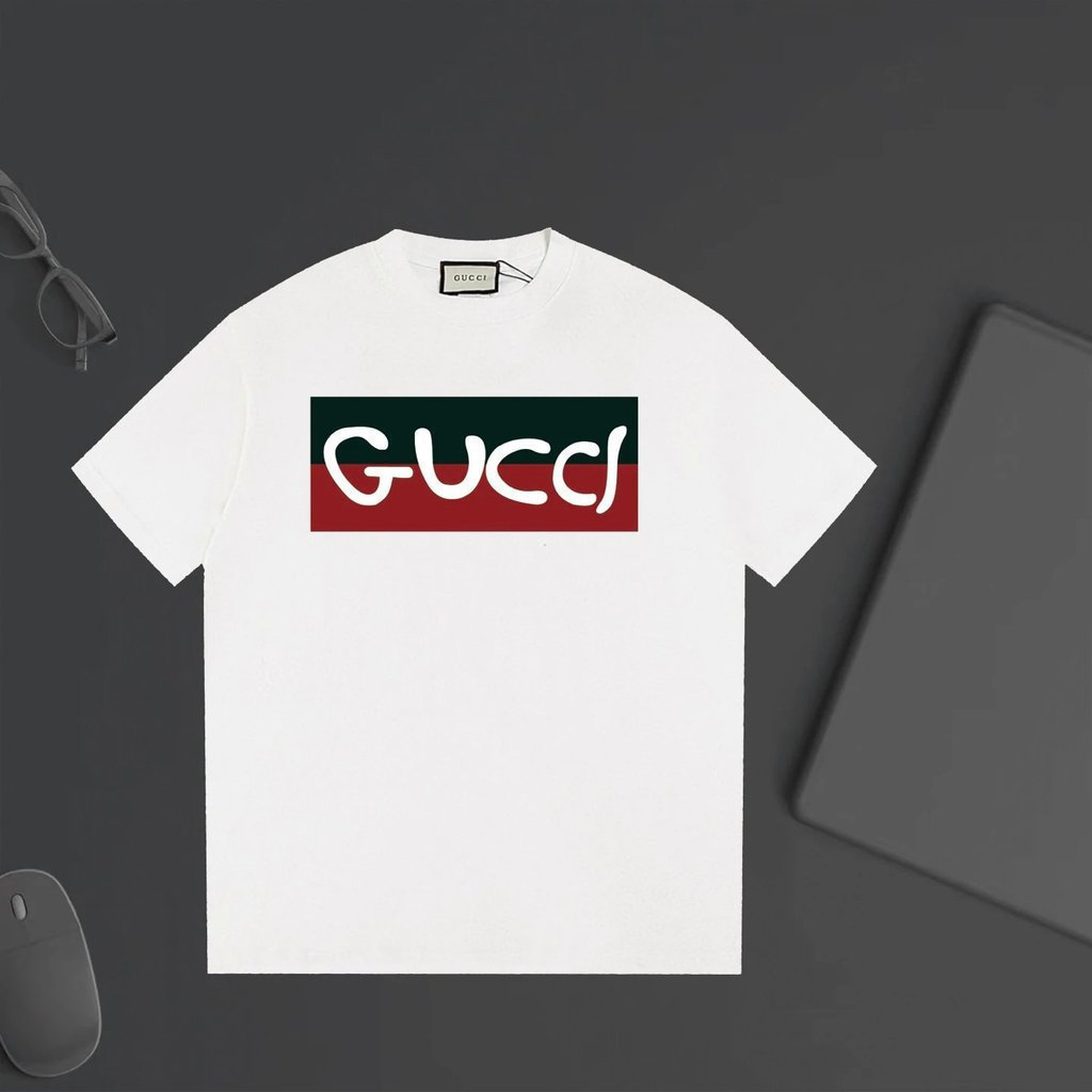 GUCCI/GUCCI/6XL2026 คลาสสิกรอบคอแขนสั้นเสื้อยืดผู้ชายผู้หญิงสไตล์เคาน์เตอร์สไตล์กีฬาด้านบน 2025 ฤดูใ