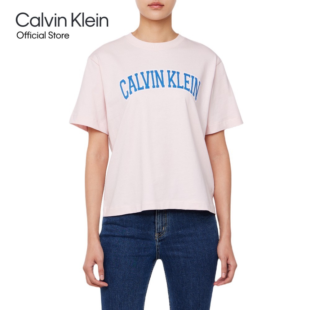 CALVIN KLEIN เสื้อยืดคอกลมแขนสั้นผู้หญิง Boxy Varsity Logo T-Shirt ทรง Boxy รุ่น 47B822G 2NT - สีชมพ