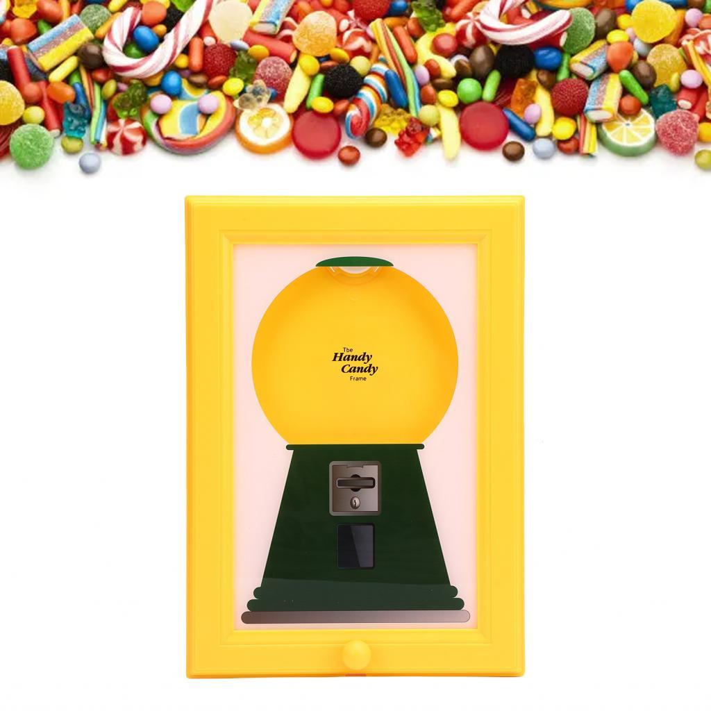Rubycode Handy Candy Frame Gumball Machine ในภาพตู้ติดผนังพร้อมที่จับดึง
