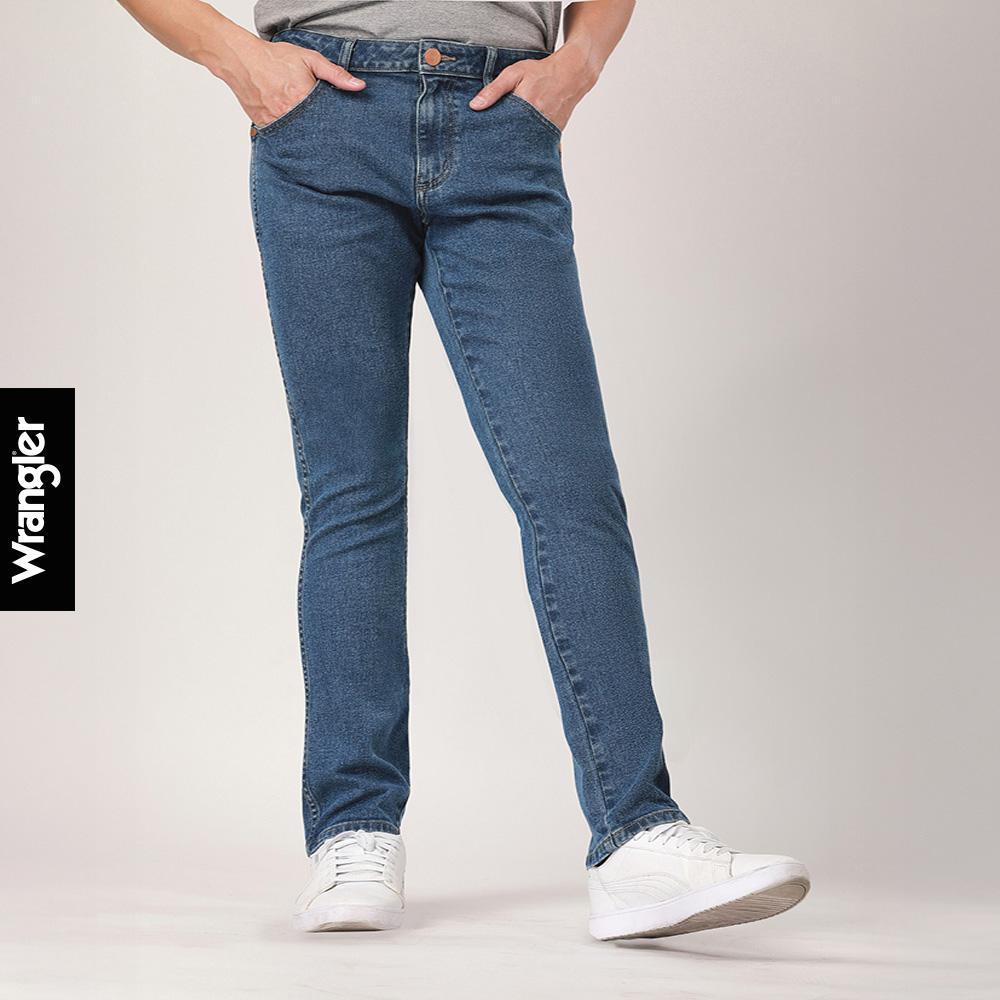 WRANGLER กางเกงยีนส์ผู้ชาย เอวต่ำ ทรงรัดรูป ทรง Bryson รุ่น WR F525MBRYF67 สียีนส์กลาง