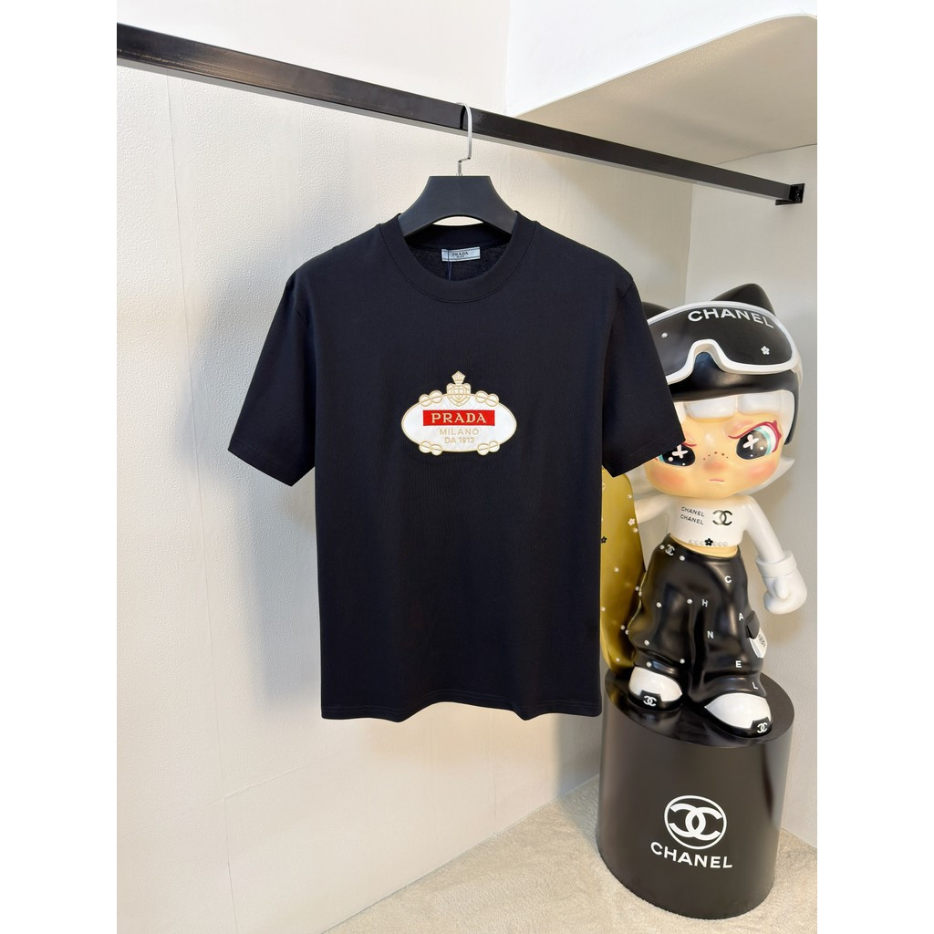 2026Prada/Prada ผู้ชายผู้หญิงเสื้อพิมพ์เสื้อยืดกีฬาเสื้อยืด High-End เสื้อยืดยี่ห้อ Simple MRJY