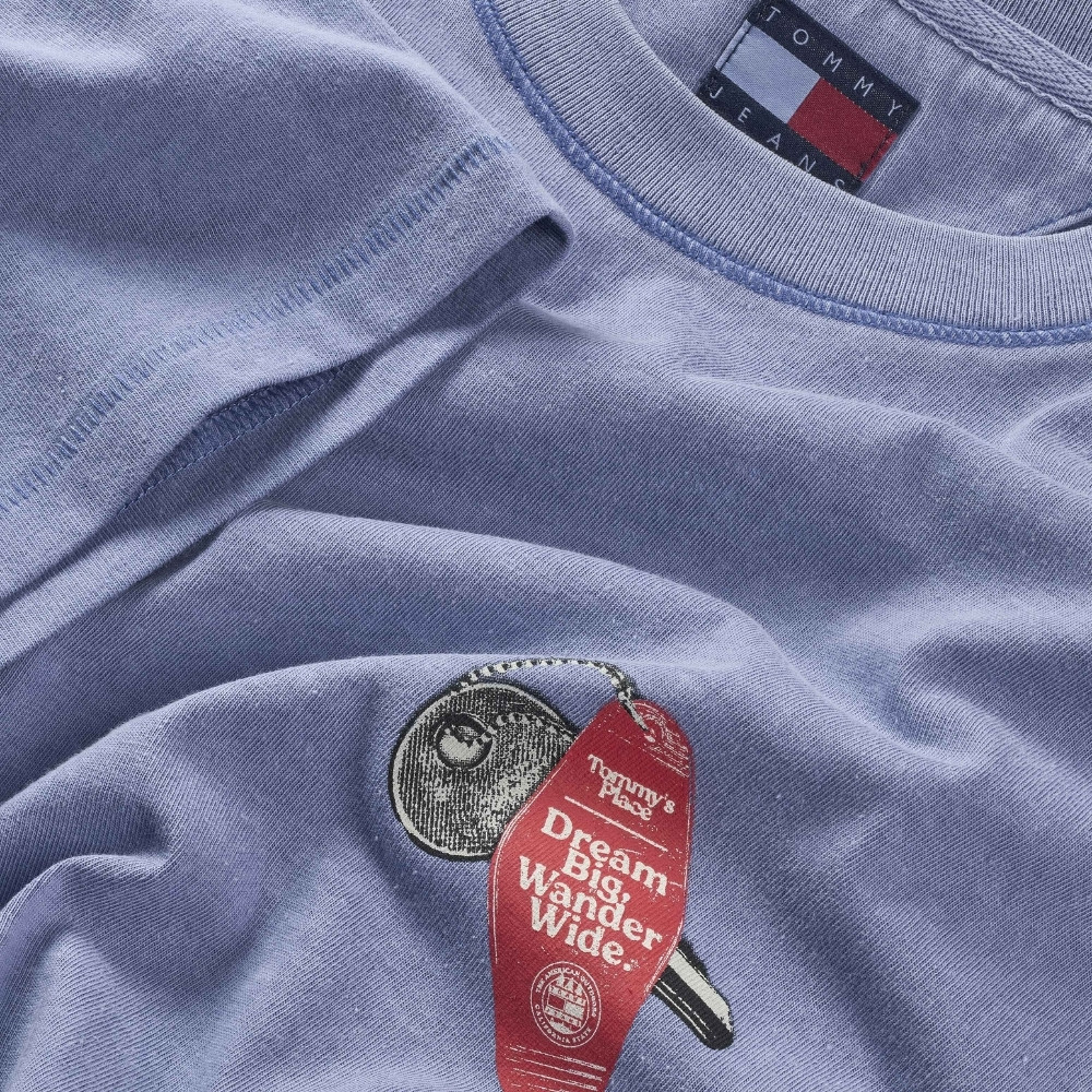 Tommy Jeans เสื้อยืด ผู้ชาย รุ่น DM0DM22309 C58 - สีน้ำเงิน ทรง Relaxed — صورة 2