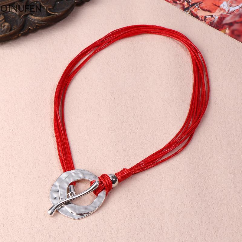 ONU Retro Bohemian สไตล์ชาติพันธุ์ไม่สม่ําเสมอวงกลม OT หัวเข็มขัดรูปร่างจี้สร้อยคอสีแดงเชือกหนัง Eye