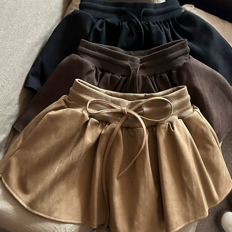 กระโปรงทรงสั้นสีกากี.Material: suede, ดีไซน์เรโทรและแคชวลสำหรับฤดูกาลใบไม้ร่วงถึงหนาว, มีเอวกางเกงยางและสายคล้อง