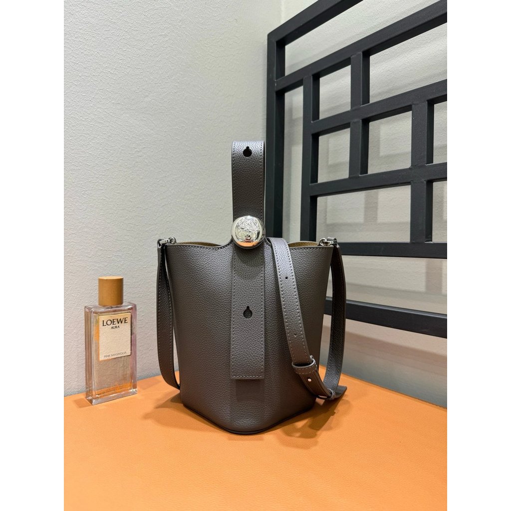 LOEWE Small Goose Soft Stone_bucket_bag กระเป๋าถือ Pebble แบบบัคเก็ต