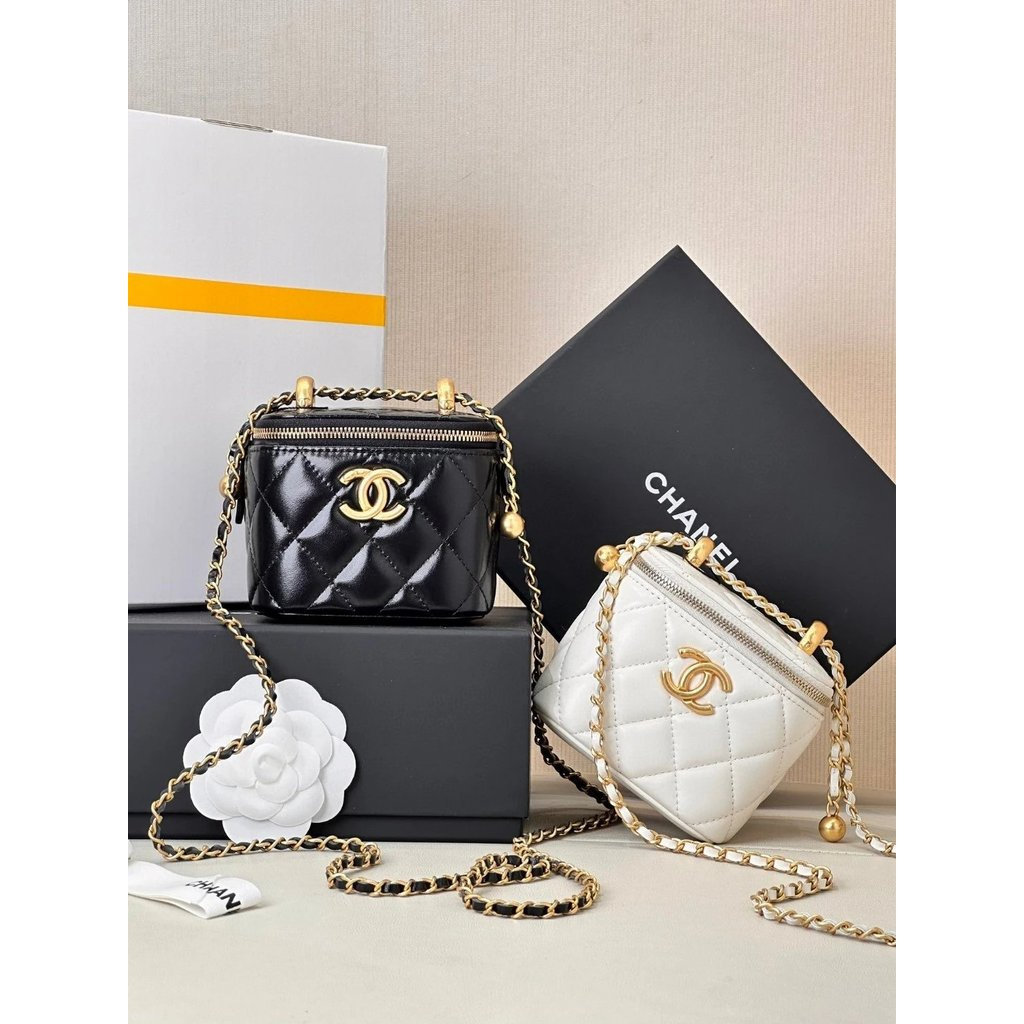 <![CDATA[กระเป๋าข้อเท้า Chane\u0E8C หนังวัวเงางาม ประดับลูกแก้วทองและเพชร ขนาด 11x8.5x7cm]]>