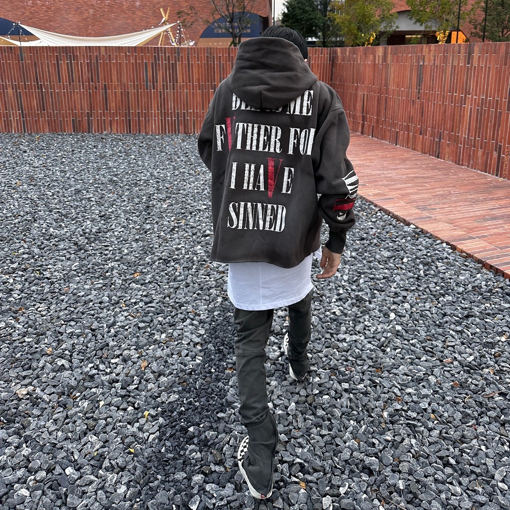 เสื้อกันหนาวพร้อมฮู้ดจาก SAINT MICHAEL และ VLONE ลายกราฟฟิตี้แบบดิสเทรสซ์ มีผ้าลินิงเนื้อนุ่ม