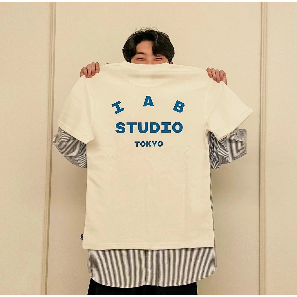 เสื้อยืด IAB STUDIO แบบคอรอบแขนสั้น ผลิตจากผ้าฝ้าย 100% สไตล์คาซูล เหมาะสำหรับทุกเพศ พร้อมให้ในขนาดใ
