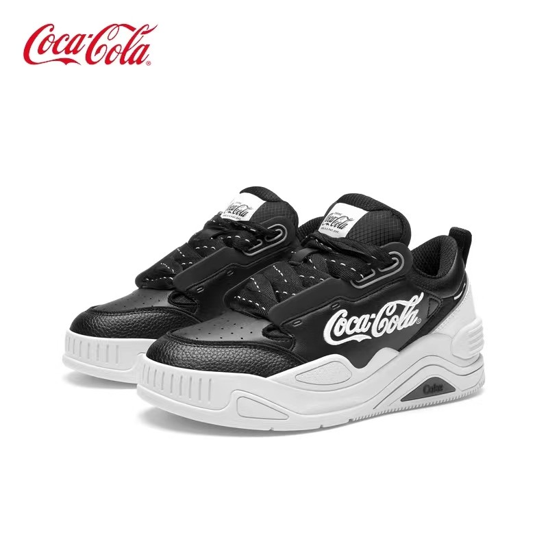 รองเท้าผ้าใบแฟชั่น Coca-Cola ออกแบบมาเพื่อกันลื่นและทนทาน