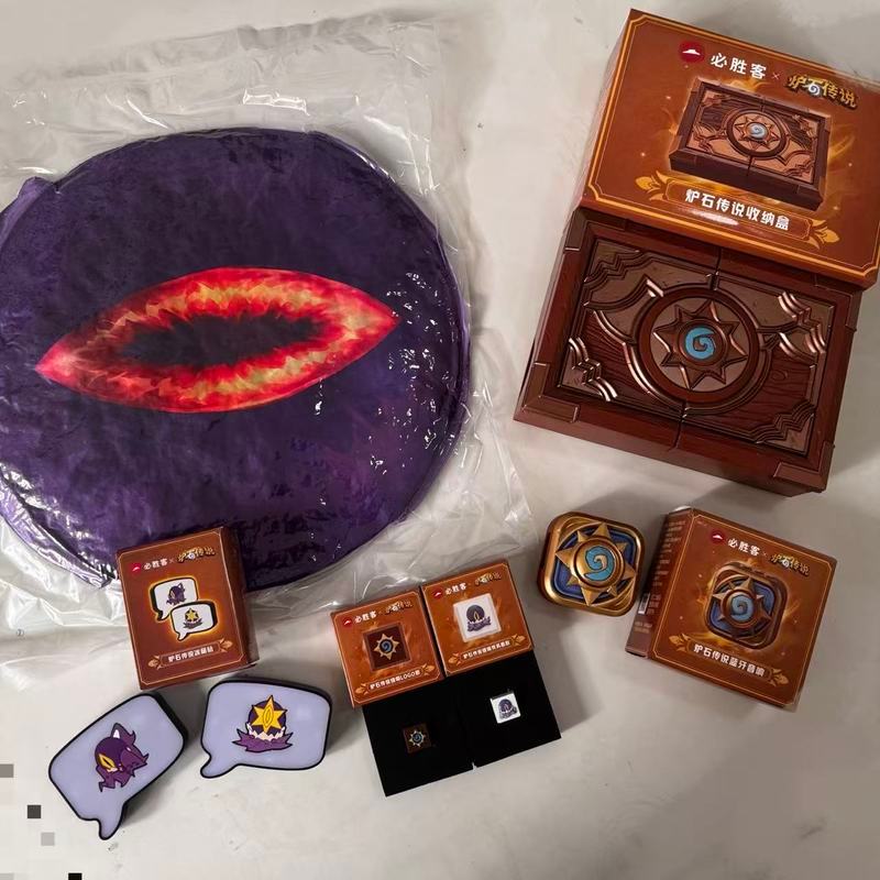 2025 Pizza Hut x Hearthstone Collaboration Gaming Set: ข้อความเหมือนกับ, ลําโพง, แม่เหล็กติดตู้เย็นเพลง, กล่องเก็บของและหมอน