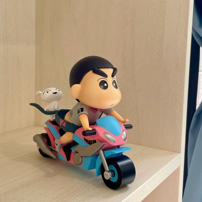 Crayon Shinchan รูปรถจักรยานยนต์อินเทรนด์ตุ๊กตาการ์ตูนตุ๊กตาเดสก์ท็อปเครื่องประดับของเล่นของขวัญ