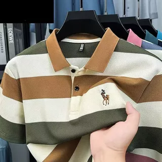 ฤดูร้อนสไตล์ใหม่เกาหลีรุ่นการ์ตูน ม้าน้อย เย็บปักถักร้อยลายสีจับคู่หล่อหลวมธุรกิจสบายๆขนาดบวกผู้ชายเสื้อโปโลแขนสั้นด้านบน