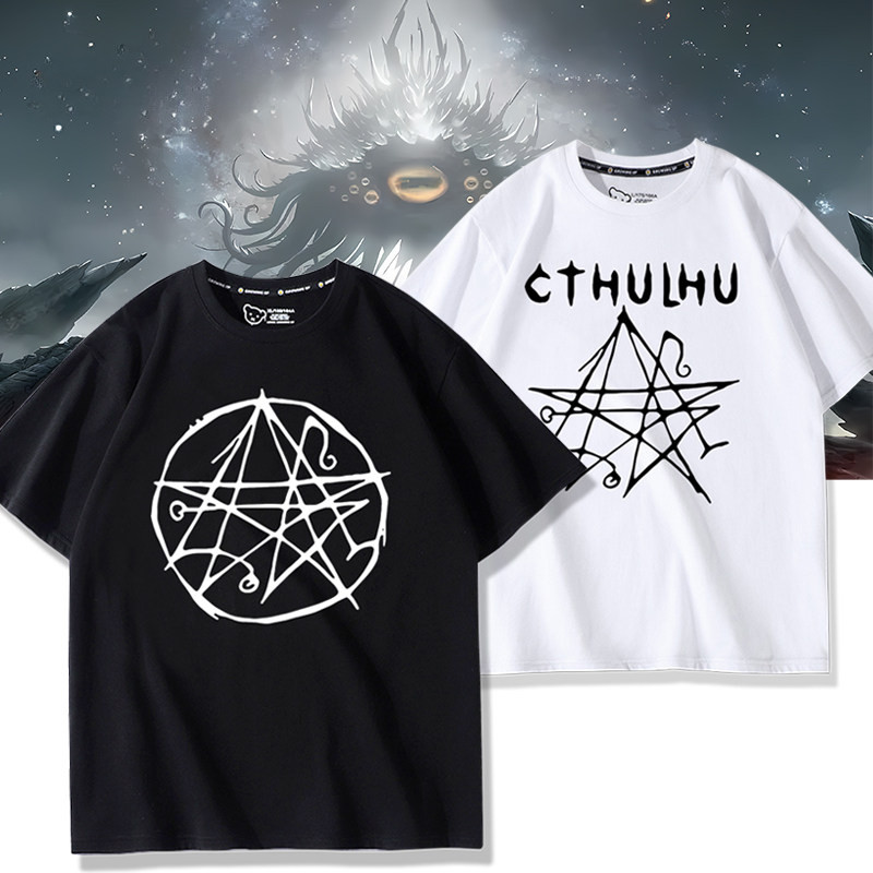 Cthulhu Mythos เสื้อยืดแขนสั้นสีดําหนังสือ Necromancer Cthulhu Mythos รูปแบบพิมพ์ Cool แฟชั่นเสื้อยื