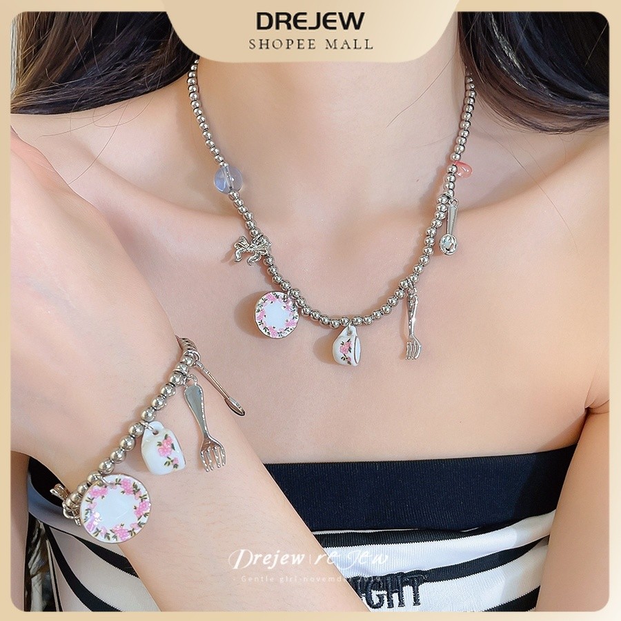 เดรช โทนเงินลูกปัดสร้อยคอโซ่และสร้อยข้อมือชุดน่ารักบนโต๊ะอาหารดอกไม้พิมพ์เสน่ห์จี้ตกแต่งผู้หญิงแฟชั่นทุกวันจับคู่คอและข้อมือเครื่องปร